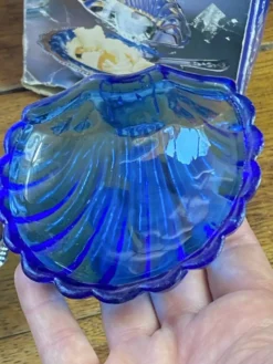Beurrier coquillage en inox et verre bleu
