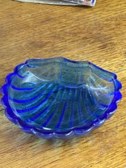 Beurrier coquillage en inox et verre bleu