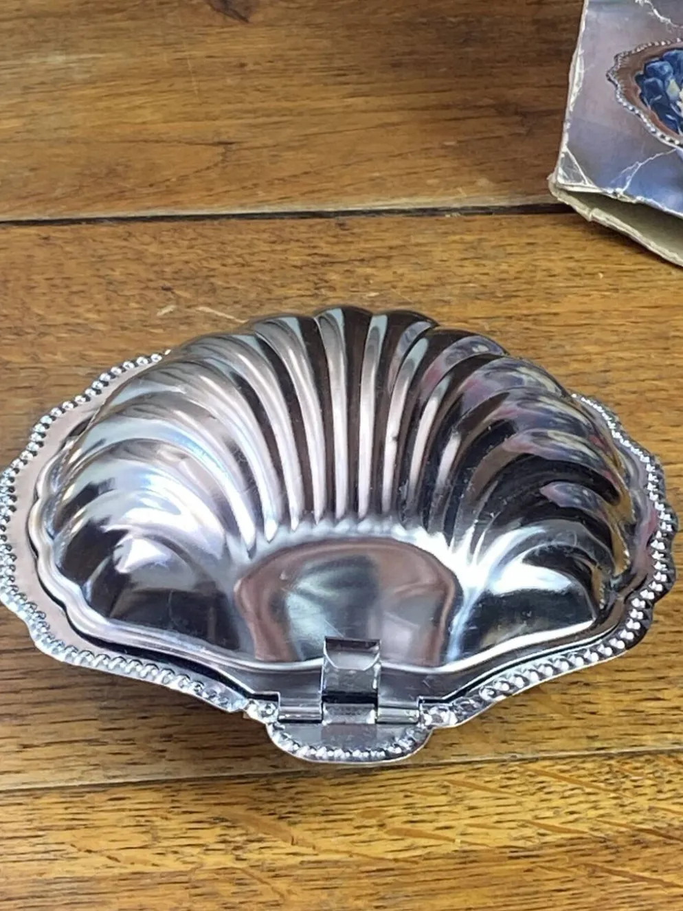 Beurrier coquillage en inox et verre bleu