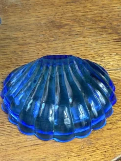 Beurrier coquillage en inox et verre bleu