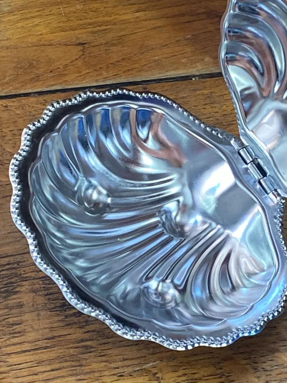 Beurrier coquillage en inox et verre bleu