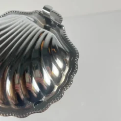 Beurrier coquillage en métal et insert bleu, 1970 avec couteau