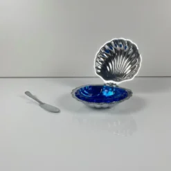 Beurrier coquillage en métal et insert bleu, 1970 avec couteau