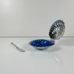 Beurrier coquillage en métal et insert bleu, 1970 avec couteau