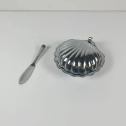 Beurrier coquillage en métal et insert bleu, 1970 avec couteau