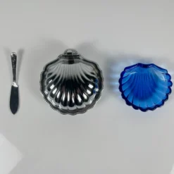 Beurrier coquillage en métal et insert bleu, 1970 avec couteau