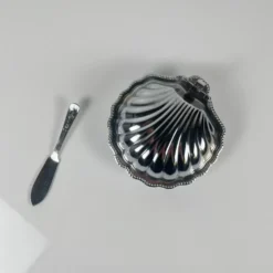 Beurrier coquillage en métal et insert bleu, 1970 avec couteau