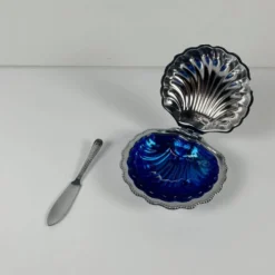 Beurrier coquillage en métal et insert bleu, 1970 avec couteau