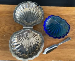 Beurrier coquillage vintage en métal et verre bleu