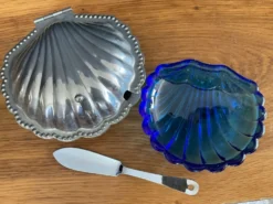 Beurrier coquillage vintage en métal et verre bleu
