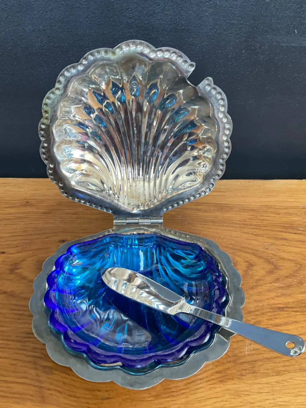 Beurrier coquillage vintage en métal et verre bleu