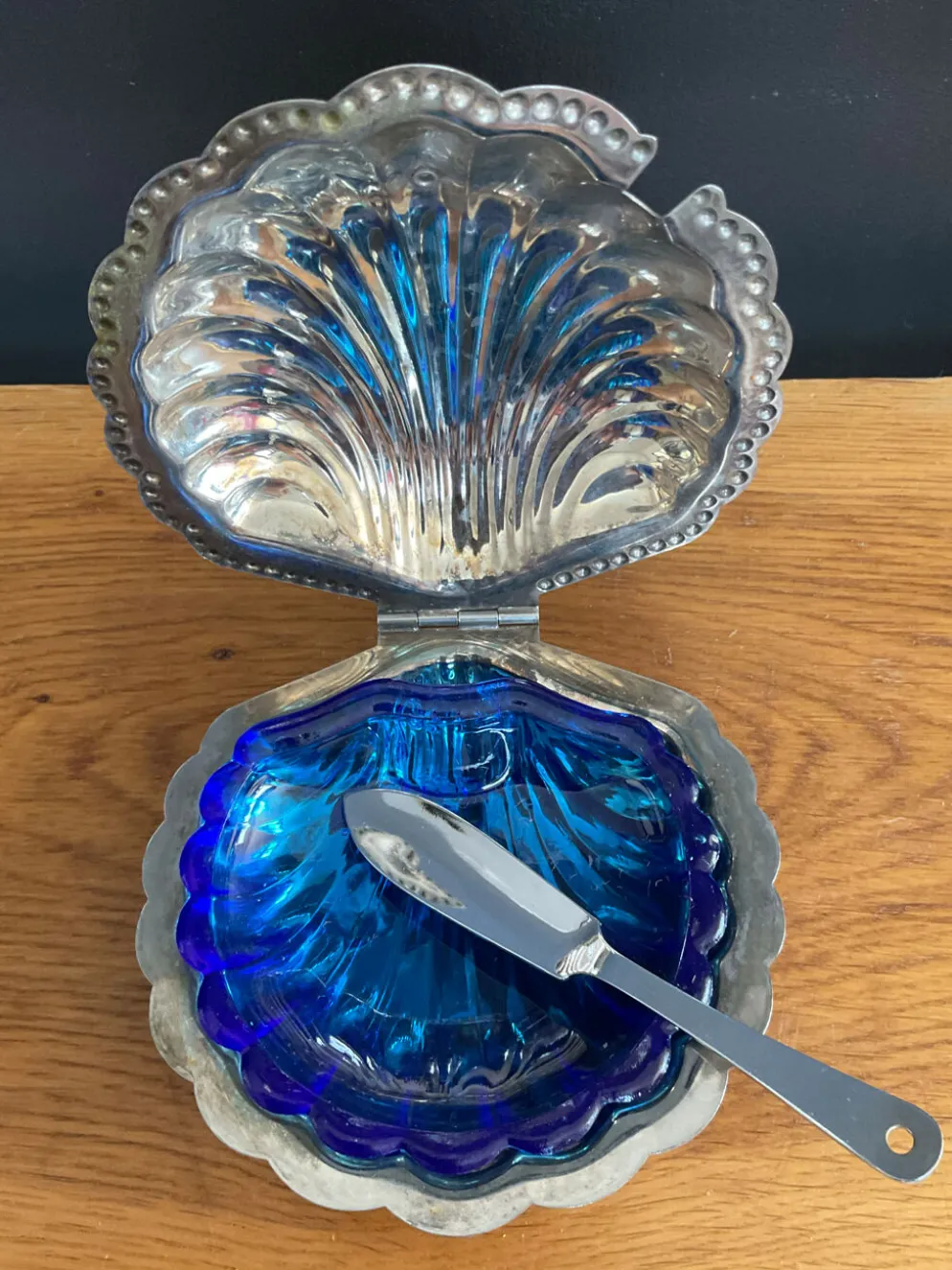 Beurrier coquillage vintage en métal et verre bleu