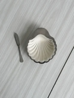Beurrier de présentation ancien en forme de coquillage