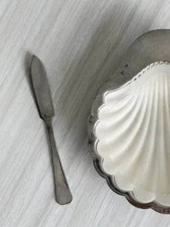 Beurrier de présentation ancien en forme de coquillage