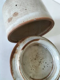 Beurrier à eau en grès artisanal