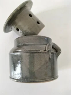Beurrier à eau en grès artisanal émaillé gris-bleu