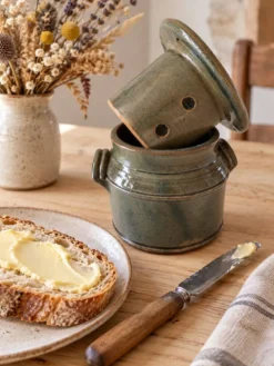 Beurrier à eau en grès artisanal émaillé gris-bleu