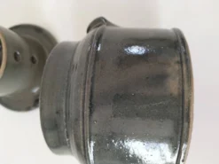 Beurrier à eau en grès artisanal émaillé gris-bleu