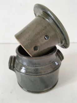 Beurrier à eau en grès artisanal émaillé gris-bleu