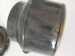 Beurrier à eau en grès artisanal émaillé gris-bleu