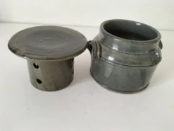 Beurrier à eau en grès artisanal émaillé gris-bleu