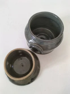 Beurrier à eau en grès artisanal émaillé gris-bleu