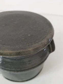 Beurrier à eau en grès artisanal émaillé gris-bleu