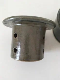 Beurrier à eau en grès artisanal émaillé gris-bleu