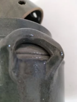 Beurrier à eau en grès artisanal émaillé gris-bleu