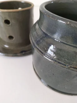 Beurrier à eau en grès artisanal émaillé gris-bleu