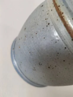 Beurrier à eau en grès artisanal bleu-gris moucheté