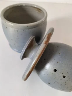 Beurrier à eau en grès artisanal bleu-gris moucheté