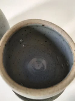 Beurrier à eau en grès artisanal bleu-gris moucheté