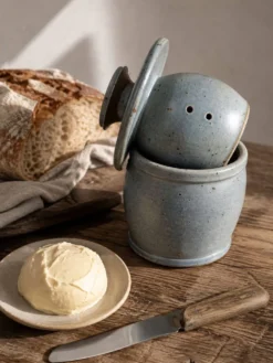 Beurrier à eau en grès artisanal bleu-gris moucheté
