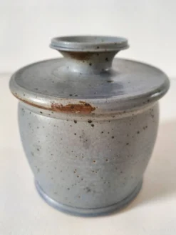 Beurrier à eau en grès artisanal bleu-gris moucheté
