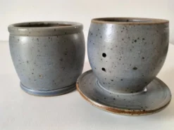 Beurrier à eau en grès artisanal bleu-gris moucheté