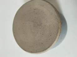 Beurrier à eau en grès artisanal bleu-gris moucheté
