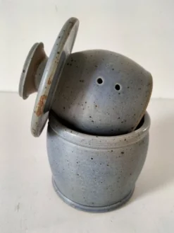 Beurrier à eau en grès artisanal bleu-gris moucheté