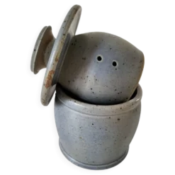 Beurrier à eau en grès artisanal bleu-gris moucheté