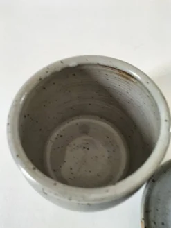 Beurrier à eau en grès artisanal bleu-gris moucheté