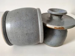 Beurrier à eau en grès artisanal bleu-gris moucheté
