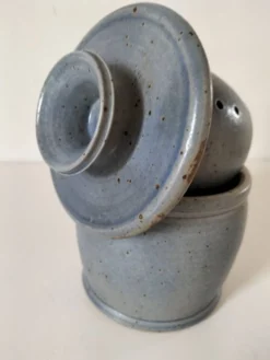 Beurrier à eau en grès artisanal bleu-gris moucheté