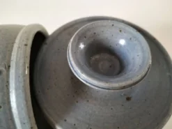Beurrier à eau en grès artisanal bleu-gris moucheté