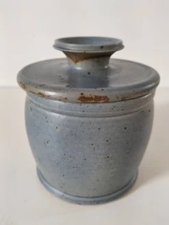 Beurrier à eau en grès artisanal bleu-gris moucheté