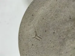Beurrier à eau en grès artisanal bleu-gris moucheté