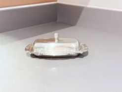 Beurrier en argent ancien avec doublure en cristal et cuillère, vaisselle vintage élégante