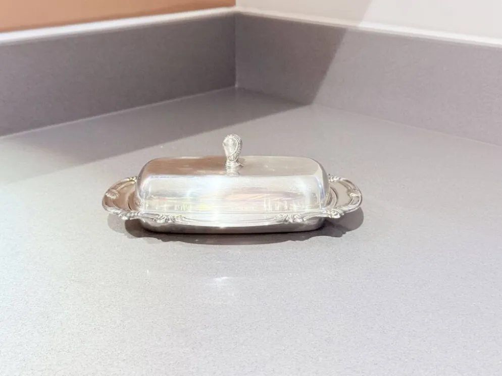 Beurrier en argent ancien avec doublure en cristal et cuillère, vaisselle vintage élégante
