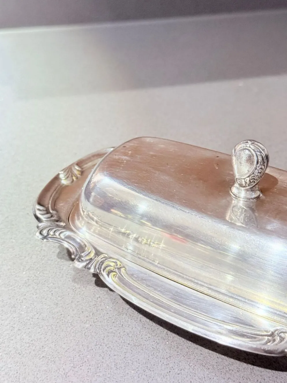 Beurrier en argent ancien avec doublure en cristal et cuillère, vaisselle vintage élégante