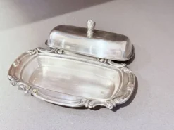 Beurrier en argent ancien avec doublure en cristal et cuillère, vaisselle vintage élégante