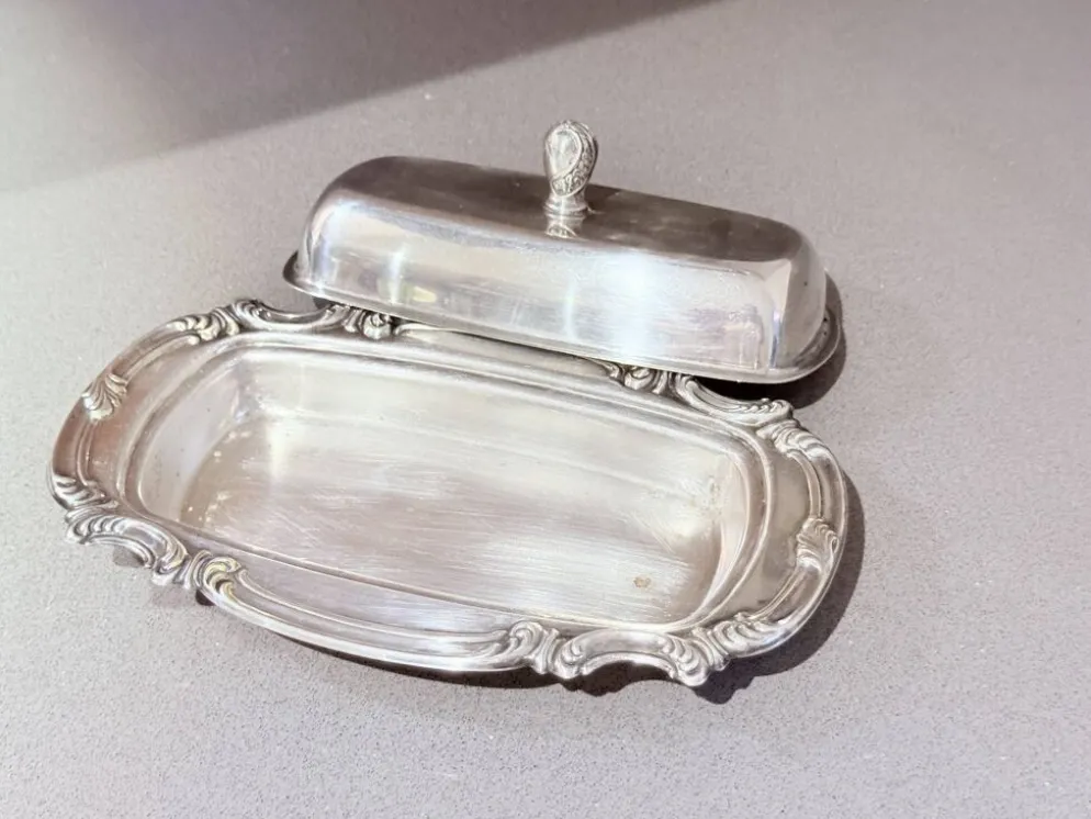 Beurrier en argent ancien avec doublure en cristal et cuillère, vaisselle vintage élégante